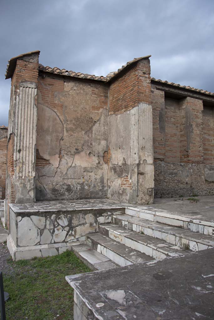 VII.9.7/8 Pompeii. October 2017.
Looking north across steps towards marble podium against north wall.
Foto Annette Haug, ERC Grant 681269 DÉCOR.