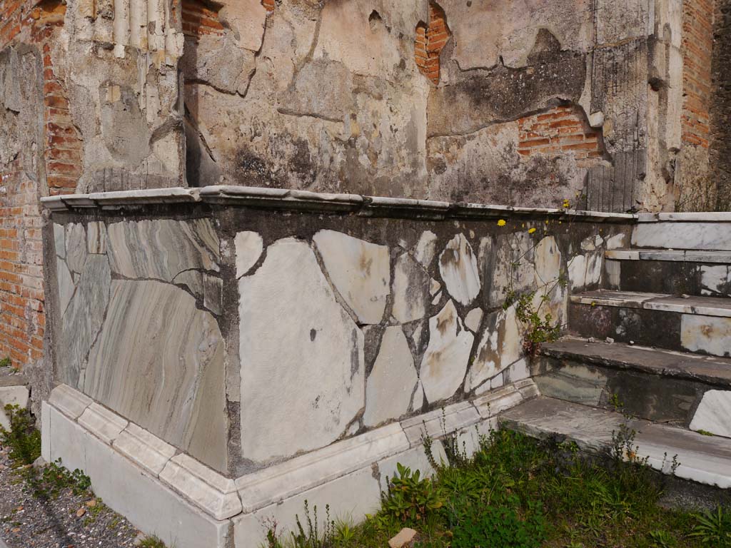 VII.9.7 and VII.9.8 Pompeii. Macellum. March 2019. Detail of marble podium, and steps at north end.
Foto Anne Kleineberg, ERC Grant 681269 DÉCOR.