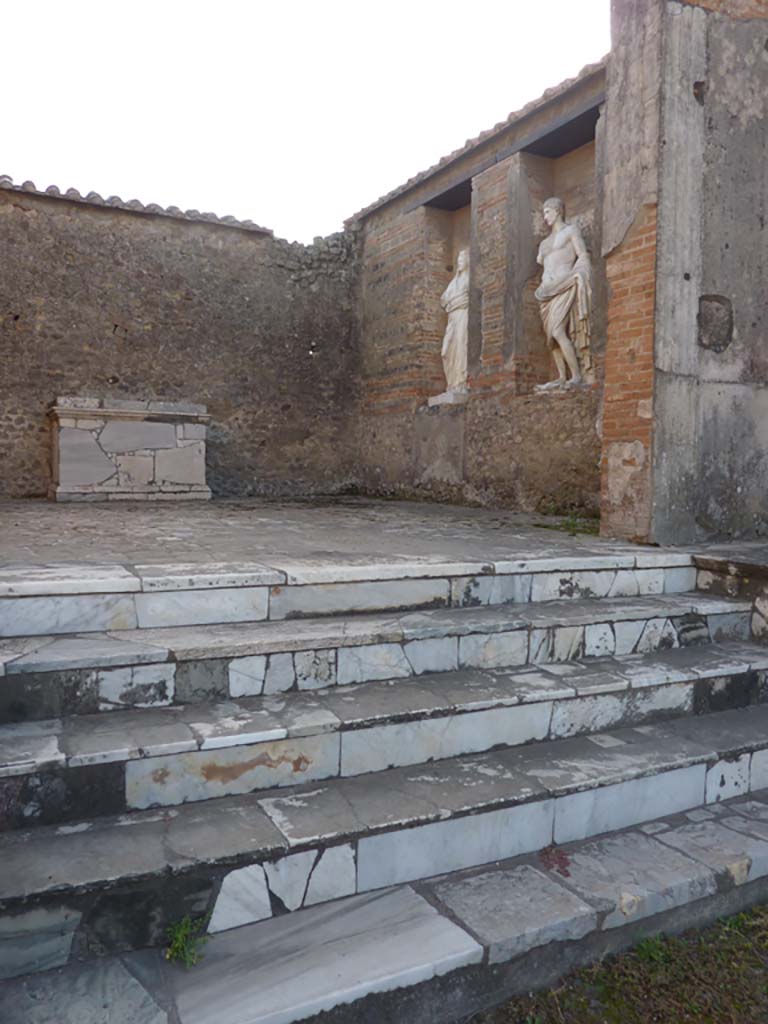 VII.9.7/8 Pompeii. October 2014. Looking south-east towards marble steps and Altar against east wall.
Foto Annette Haug, ERC Grant 681269 DÉCOR.
