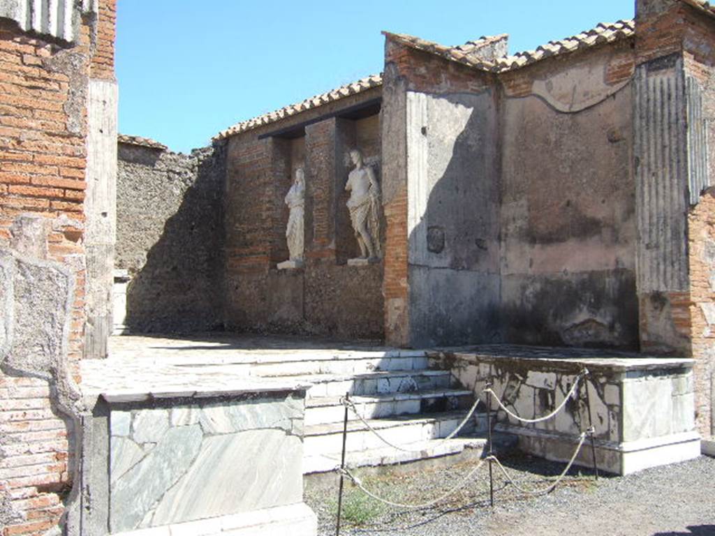 VII.9.7 and VII.9.8 Pompeii. Macellum. September 2005. Shrine on middle of the east side.