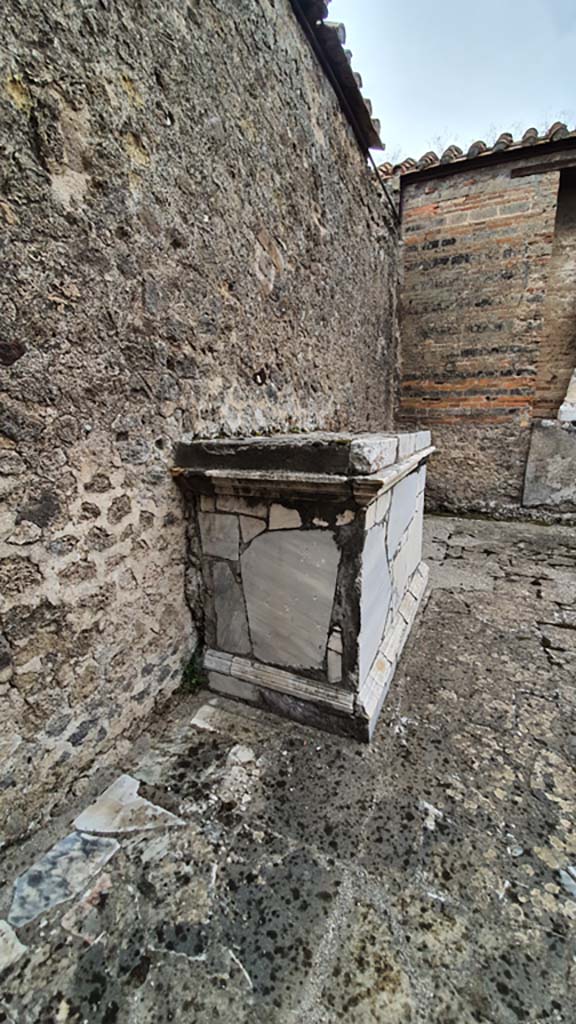 VII.9.7/8 Pompeii. August 2021.
Looking south along east wall towards north side of altar.
Foto Annette Haug, ERC Grant 681269 DÉCOR.
