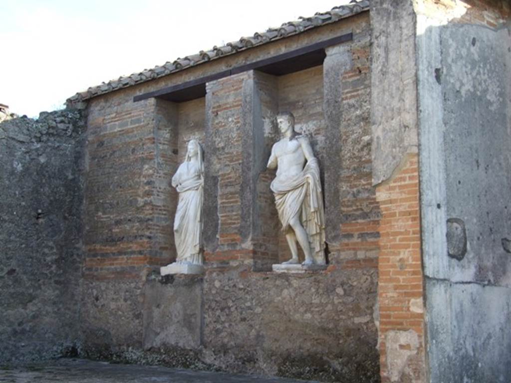 VII.9.7 and VII.9.8 Pompeii. Macellum. December 2007. Two statues in niches on the south wall.