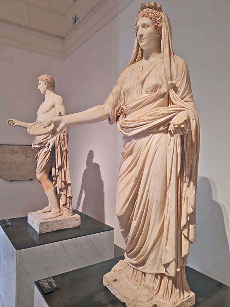 VII.9.7 and VII.9.8 Pompeii. Macellum. April 2023. Two statues from shrine.
On display in “Campania Romana” gallery in Naples Archaeological Museum
Photo courtesy of Giuseppe Ciaramella.