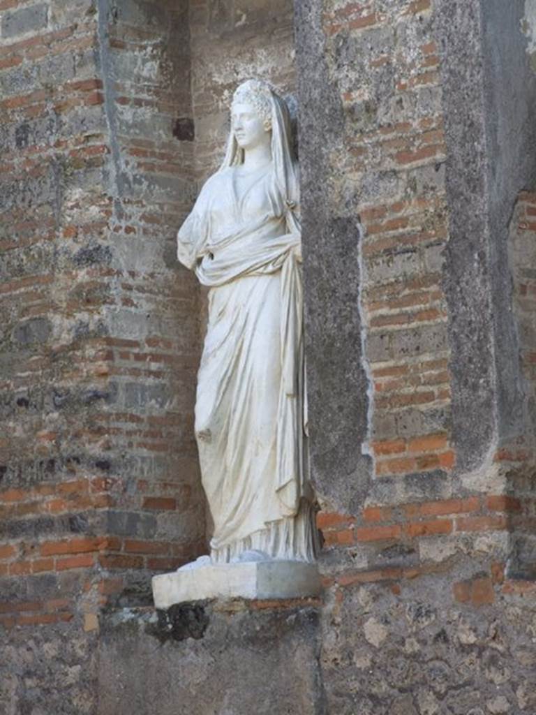 VII.9.7 and VII.9.8 Pompeii. Macellum. December 2007. Shrine. Female statue originally thought to be either Octavia the sister of Augustus or an unknown member of the Julio Claudian house. It is now believed to be a statue portraying a local personality perhaps one who sponsored the restoration of the building.