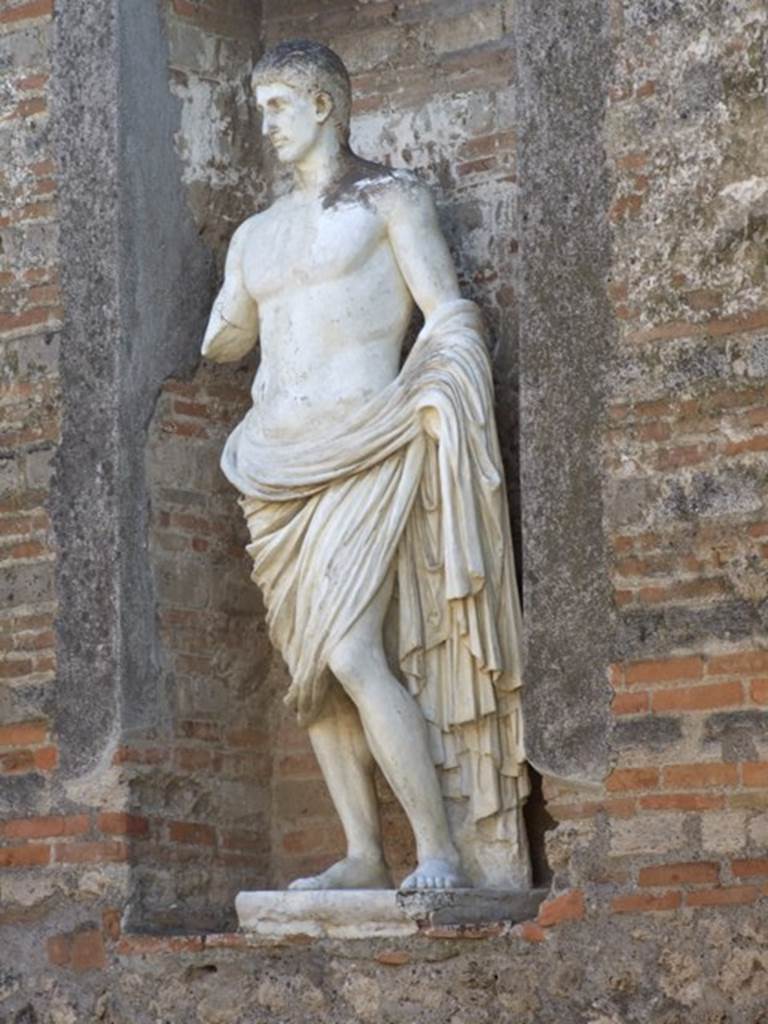 VII.9.7 and VII.9.8 Pompeii. Macellum. December 2007. Shrine. Male statue originally thought to be either Marcellus the nephew of Augustus or an unknown member of the Julio Claudian house. It is now believed to be a statue portraying a local personality perhaps one who sponsored the restoration of the building.