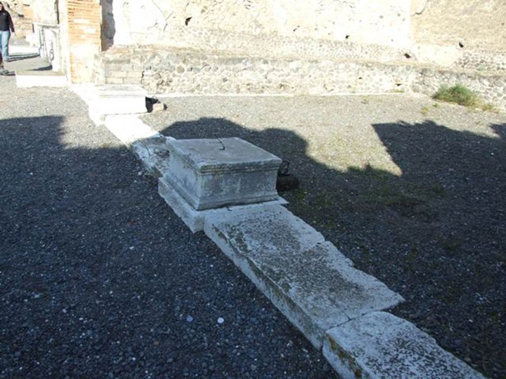 VII.9.7 and VII.9.8 Pompeii. Macellum. December 2007. Threshold of large room in south-east corner. Market room used for the sale of meat and fish.