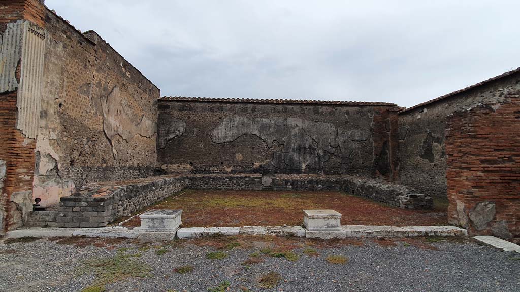 VII.9.7/8 Pompeii. August 2021. Looking east to large room in south-east corner.
Foto Annette Haug, ERC Grant 681269 DÉCOR.
