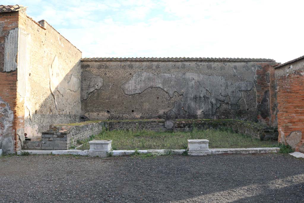 VII.9.7 and VII.9.8 Pompeii. Macellum. December 2018. Looking east to large room in south-east corner. Photo courtesy of Aude Durand.
