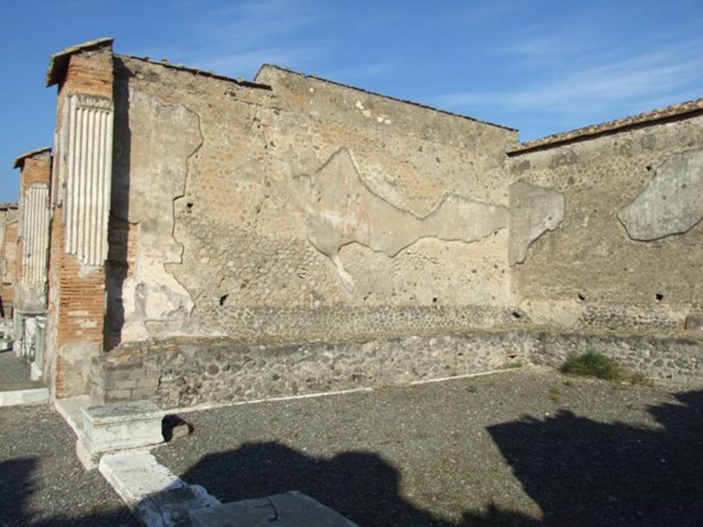 VII.9.7 and VII.9.8 Pompeii. Macellum. December 2007. Large room in south east corner. Market room used for the sale of meat and fish. A water channel ran round the counter conveying running water.