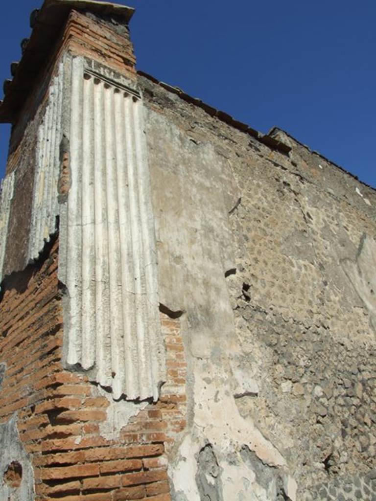 VII.9.7 and VII.9.8 Pompeii. Macellum. March 2009. Large room in south east corner. North wall. Decorative stucco.