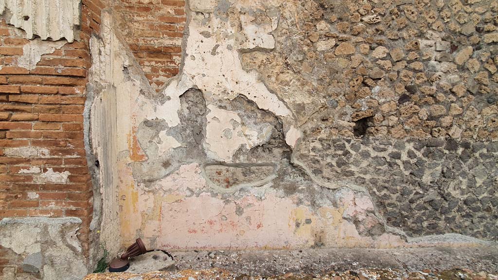 VII.9.7/8 Pompeii. August 2021. Detail of painted decoration on north wall at west end.
Foto Annette Haug, ERC Grant 681269 DÉCOR.