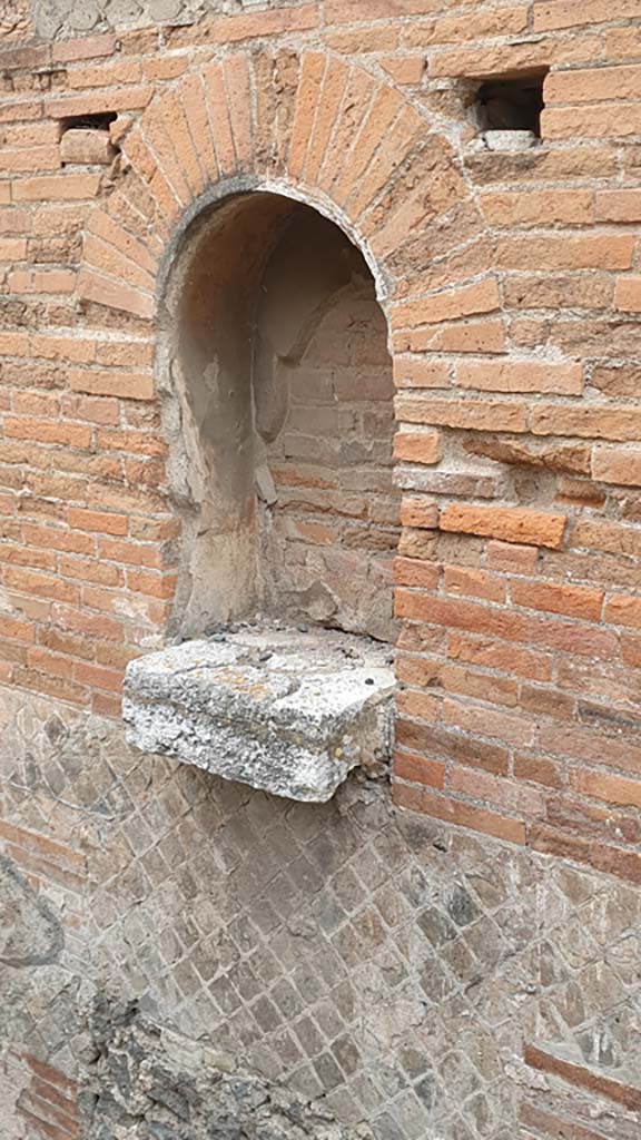VII.9.7/8 Pompeii. August 2021. Altar in west wall of steps.
Foto Annette Haug, ERC Grant 681269 DÉCOR.