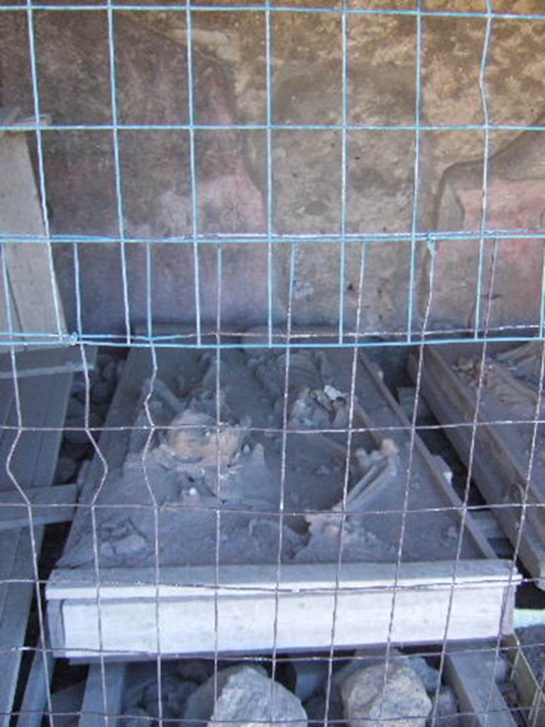 VII.9.7 and VII.9.8 Pompeii. Macellum. September 2005. Shop on south side containing Bronze Age skeletons.