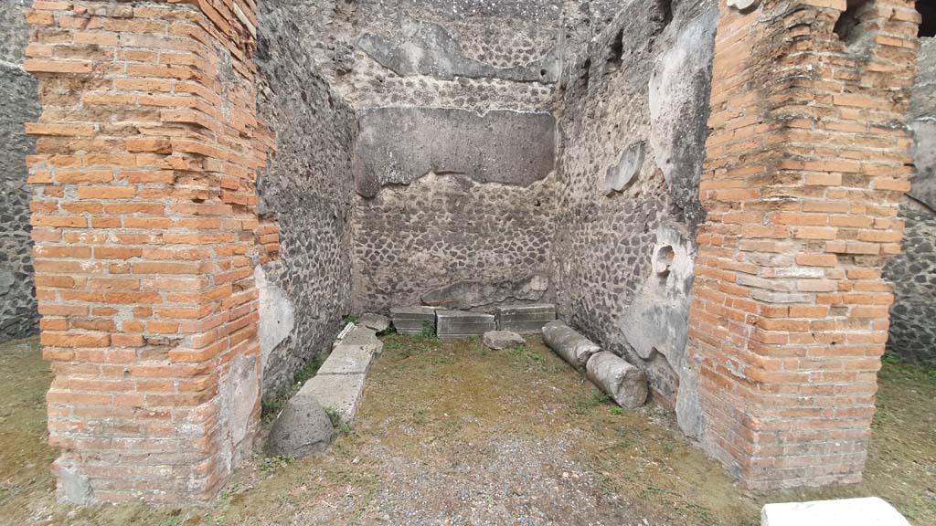VII.9.7/8 Pompeii. August 2021. Shop 5 on south side.
Foto Annette Haug, ERC Grant 681269 DÉCOR.