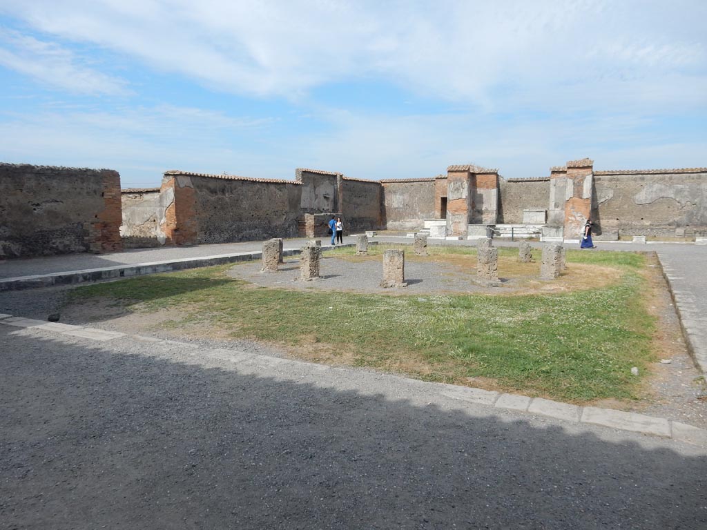 VII.9.7 and VII.9.8 Pompeii. Macellum. May 2015.
Looking north-east across site from south-west corner. Photo courtesy of Buzz Ferebee.
