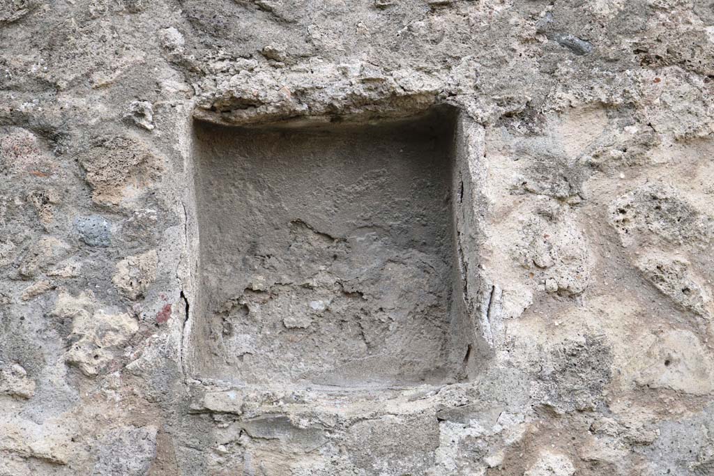 VII.9.22 Pompeii. December 2018. Looking towards niche in west wall. Photo courtesy of Aude Durand.