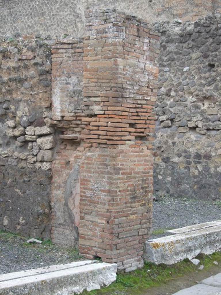 VII.9.28 Pompeii. December 2007. Pillar on left of entrance.
This used to have a painting of Mercury with his purse and caduceus.
According to Boyce, on one of the pilasters of this workshop was a painting of Mercury.
At his feet was an omphalos with a serpent coiled around it.
See Fiorelli, G., 1875. Descrizione di Pompei. Napoli, p. 267.
See Boyce G. K., 1937. Corpus of the Lararia of Pompeii. Rome: MAAR 14. (p.111, no.18)