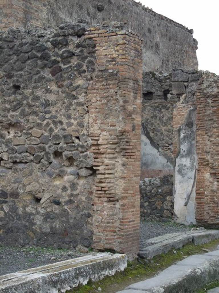 VII.9.28 Pompeii. December 2007. Pillar on right of entrance.