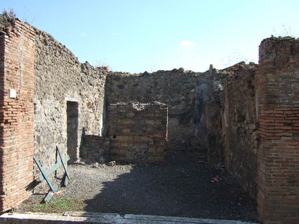 VII.9.29 Pompeii. September 2005. Looking south across shop. On the left, in the east wall is a doorway linking to VII.9.30.