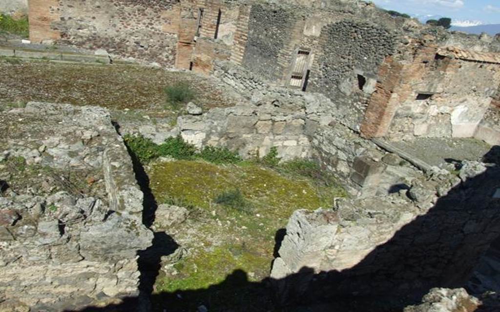 VII.9.62 Pompeii. March 2009. Looking north to entrance room and small room, from top of Eumachia�s Building.
