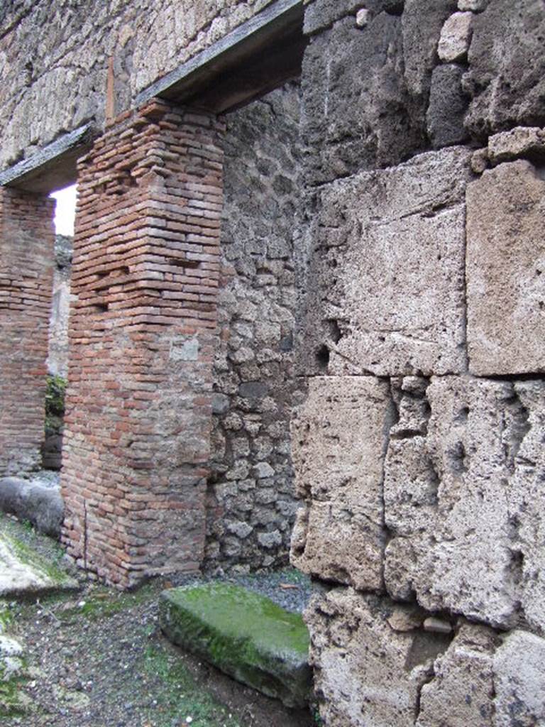 VII.9.64 Pompeii. December 2005. Entrance on Vicolo degli Scheletri.