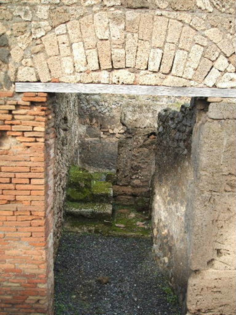 VII.9.64 Pompeii. December 2004. Looking north from entrance.