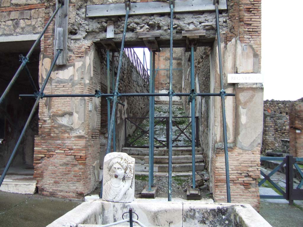 VII.9.67 Pompeii. December 2005. Entrance doorway to stairs and ramp to upper level.