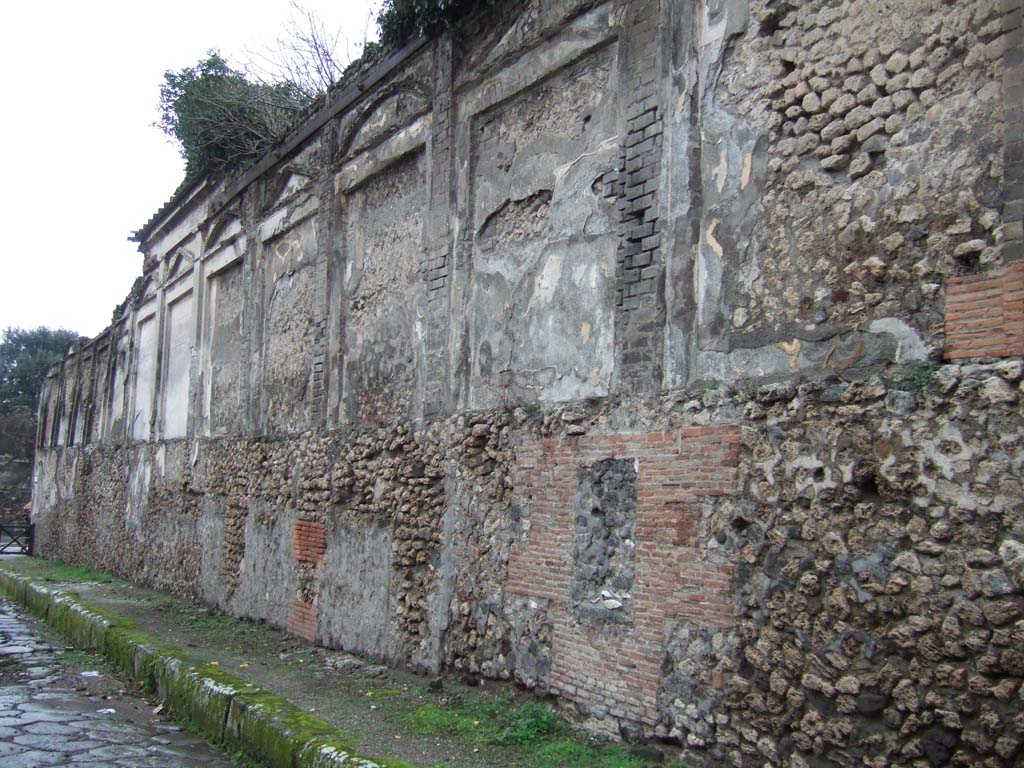 VII.9.67 Pompeii, rear wall of Eumachia’s Building, VII.9.1. December 2005. Looking south.