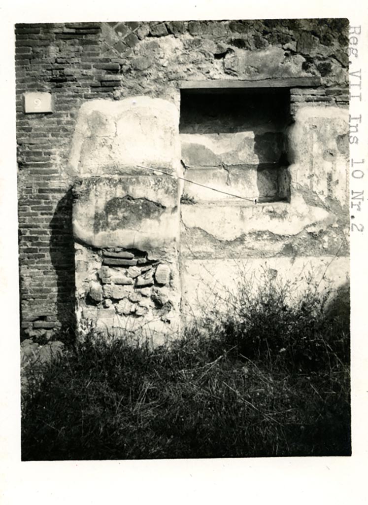 VII.10.2 Pompeii. Pre-1937-39. North wall with niche.
Photo courtesy of American Academy in Rome, Photographic Archive. Warsher collection no. 1561.