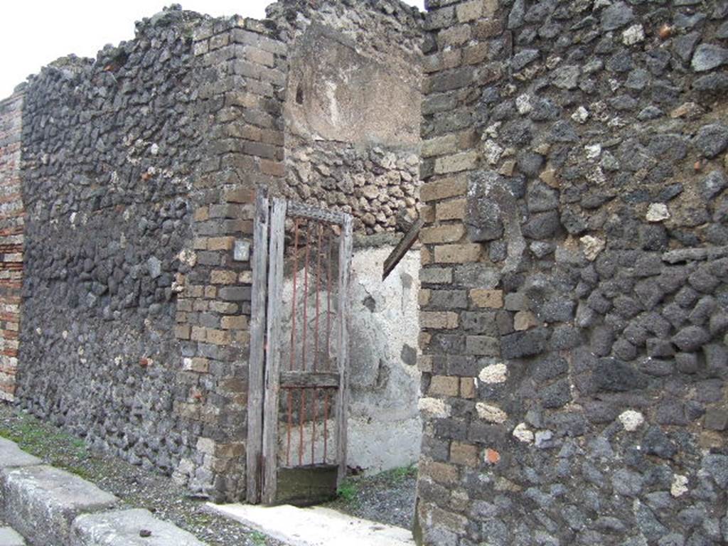 VII.10.3 Pompeii. December 2005. Entrance doorway, with roughly hewn white travertine threshold. The socket for the housing of the hinges and for the fixing of the battens for the closure of the double doors could be seen.
Studi della Soprintendenza archeologica di Pompei, 22: l”Insula VII, 10 di Pompei , by Angelo Amoroso. (p.53)