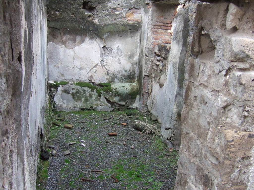 VII.10.3 Pompeii. December 2005. Room 2, the cella ostiaria on south side of entrance, with a doorway (now blocked) which gave direct access to Vicolo di Eumachia. The floor, originally, would have been formed of cocciopesto. (p.54). The threshold of the doorway was composed of three slabs, grey marble, white marble and travertine. (p.73)
Studi della Soprintendenza archeologica di Pompei, 22: l”Insula VII, 10 di Pompei , by Angelo Amoroso.