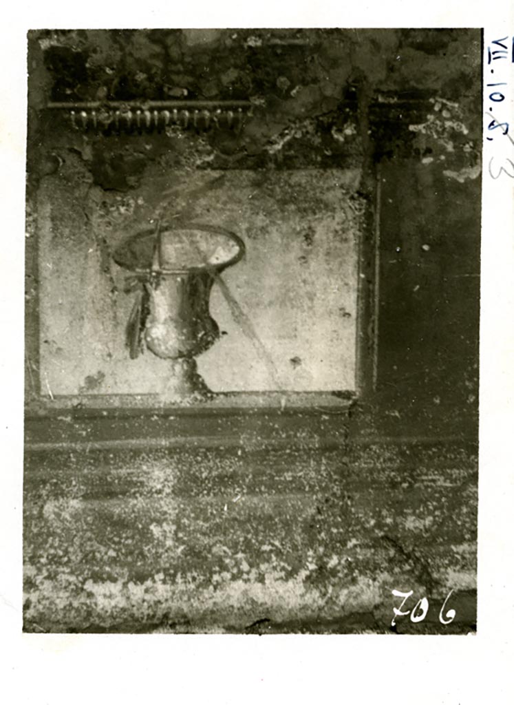 VII.10.3 Pompeii. Pre-1937-39. Atrium, painted panel of vase.
Photo courtesy of American Academy in Rome, Photographic Archive. Warsher collection no. 706.
According to PPM, this may have been from the west end of the north wall of the atrium painted on the yellow zoccolo.
See Carratelli, G. P., 1990-2003. Pompei: Pitture e Mosaici. Roma: Istituto della enciclopedia italiana, (p.389, no.6).