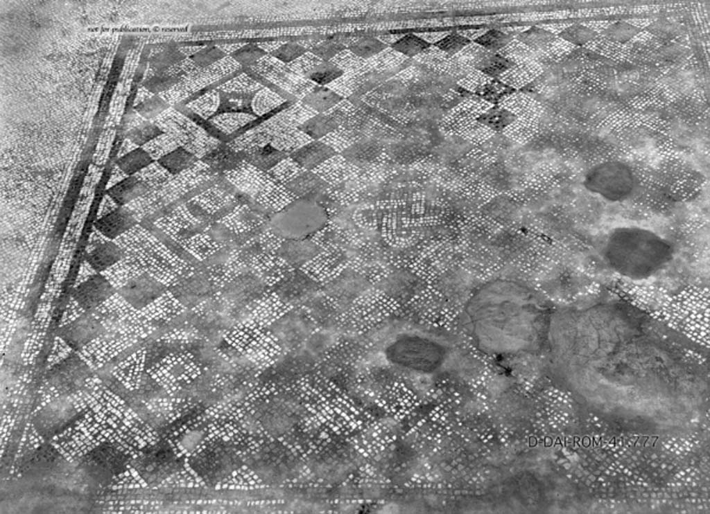 VII.10.3 Pompeii. c.1930. Tablinum, detail of central mosaic.
DAIR 41.777. Photo © Deutsches Archäologisches Institut, Abteilung Rom, Arkiv.
See Pernice, E. 1938. Pavimente und Figürliche Mosaiken: Die Hellenistische Kunst in Pompeji, Band VI. Berlin: de Gruyter, (tav. 49.5, above.)