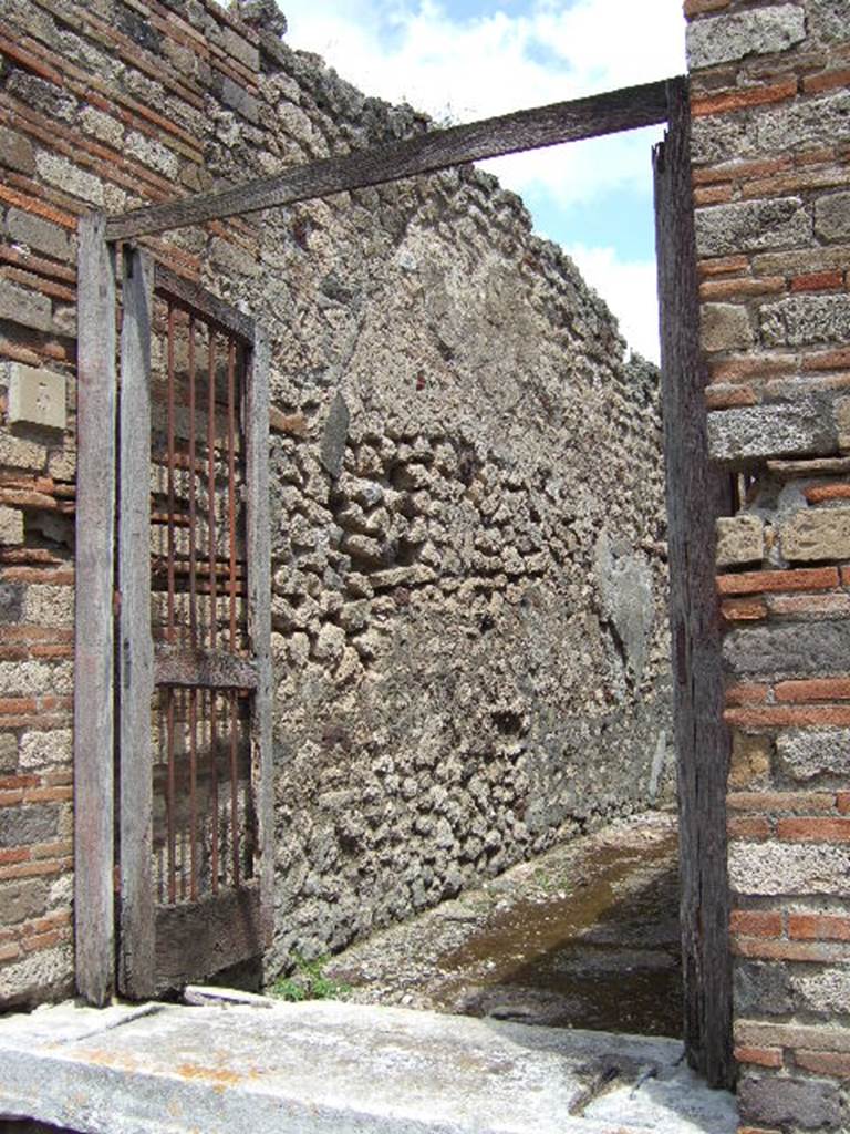VII.10.5 Pompeii. May 2006. Entrance doorway, looking towards north wall of fauces.