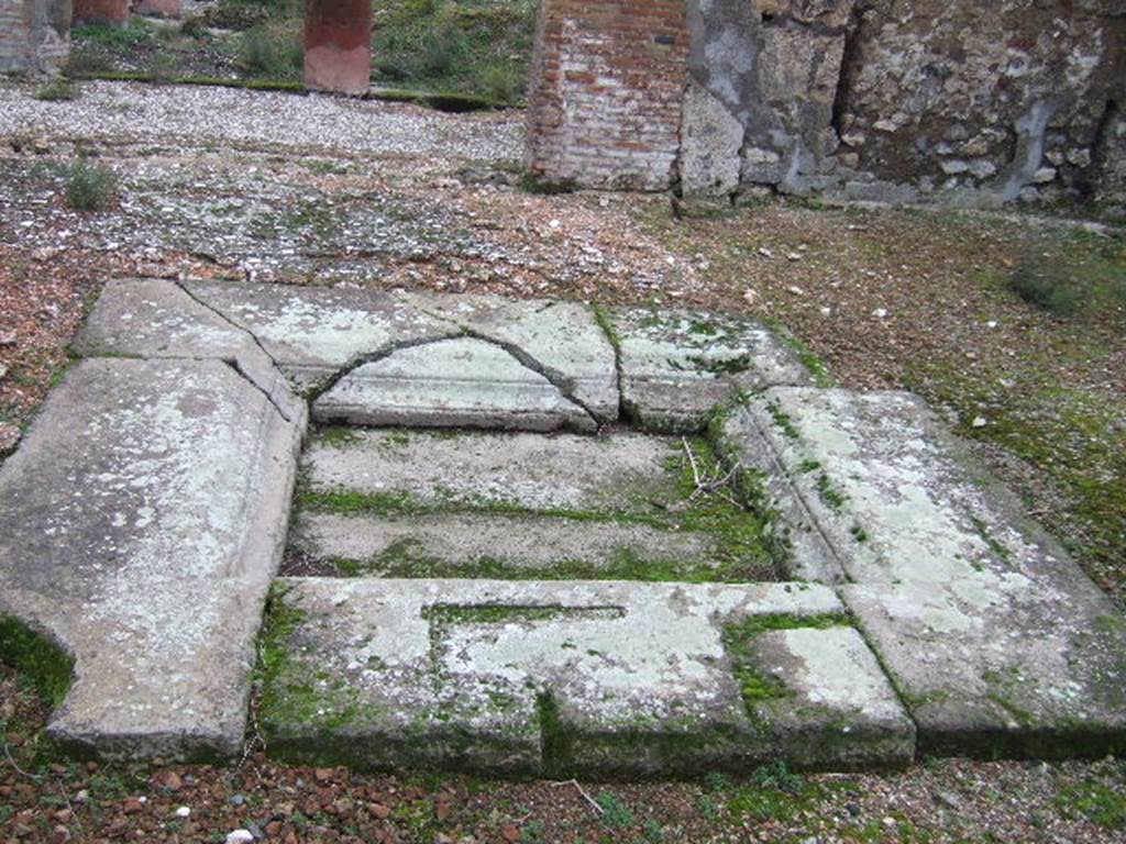 VII.10.5 Pompeii. December 2005. Looking east across impluvium in atrium. According to Amoroso, the original impluvium was removed and a new smaller impluvium was inserted, during the last few years of the life of the insula. Some of the blocks of tufa of Nocera which had formed the collection tank of the impluvium, were transferred to the inside of a trench in the flooring and in filling a ditch. The new impluvium was reformed with reused material.
Studi della Soprintendenza archeologica di Pompei, 22: l”Insula VII, 10 di Pompei , by Angelo Amoroso. (p.80)