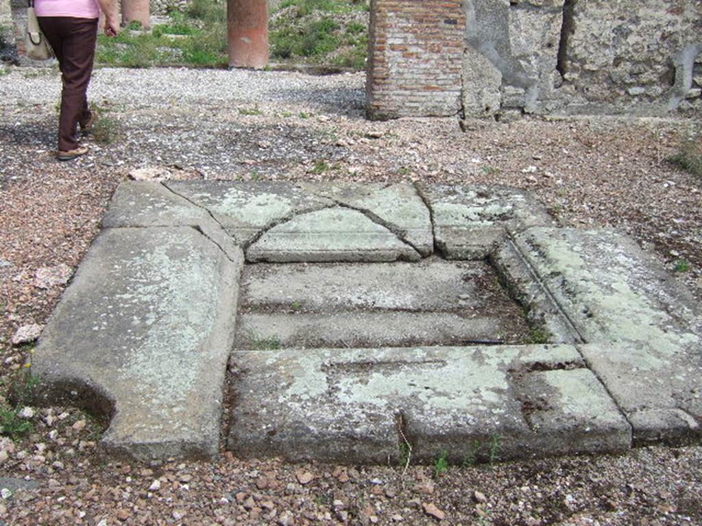 VII.10.5 Pompeii. May 2006. Impluvium in atrium, looking east towards peristyle. The zoccolo or dado of the atrium walls would have been painted black/violet, preserved towards the north-east side and the east wall.
Studi della Soprintendenza archeologica di Pompei, 22: l”Insula VII, 10 di Pompei , by Angelo Amoroso. (p.42)
According to Bragantini et al, on the west side of the south wall, the zoccolo of the wall was seen to be violet. In the middle zone was a white central panel (perhaps with a painting?), the side panels were red.
See Bragantini, de Vos, Badoni, 1986. Pitture e Pavimenti di Pompei, Parte 3. Rome: ICCD. (p.182)
