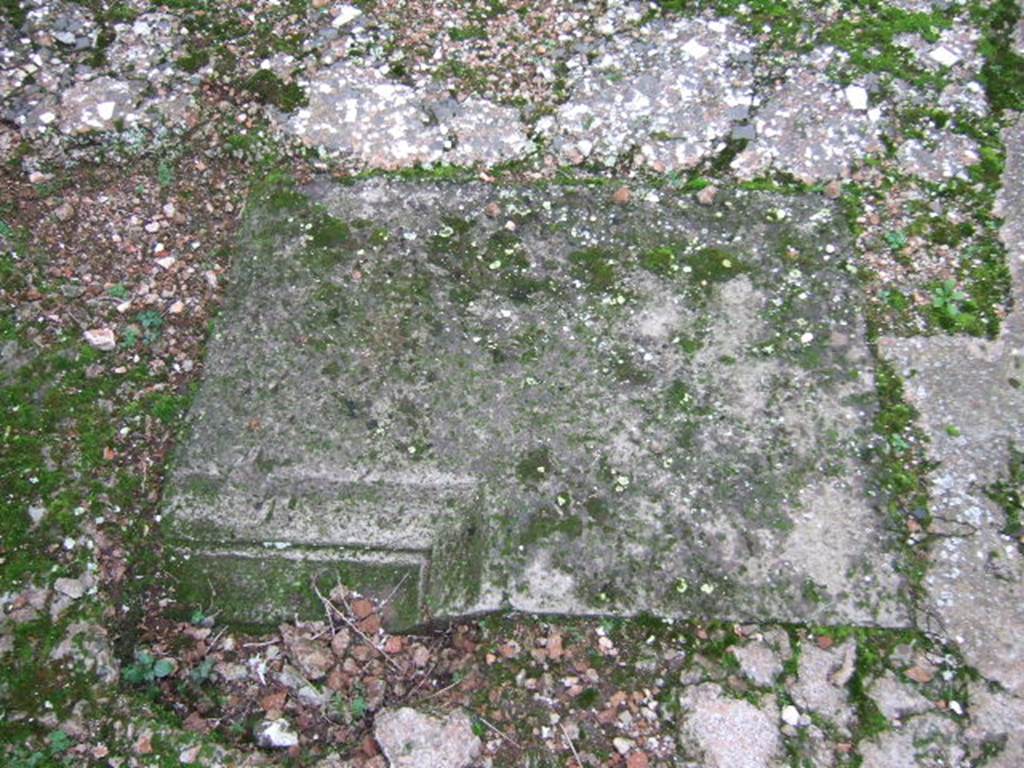 VII.10.5 Pompeii. December 2005. Detail of floor in cubiculum showing the shaped block of Nocera tufa.