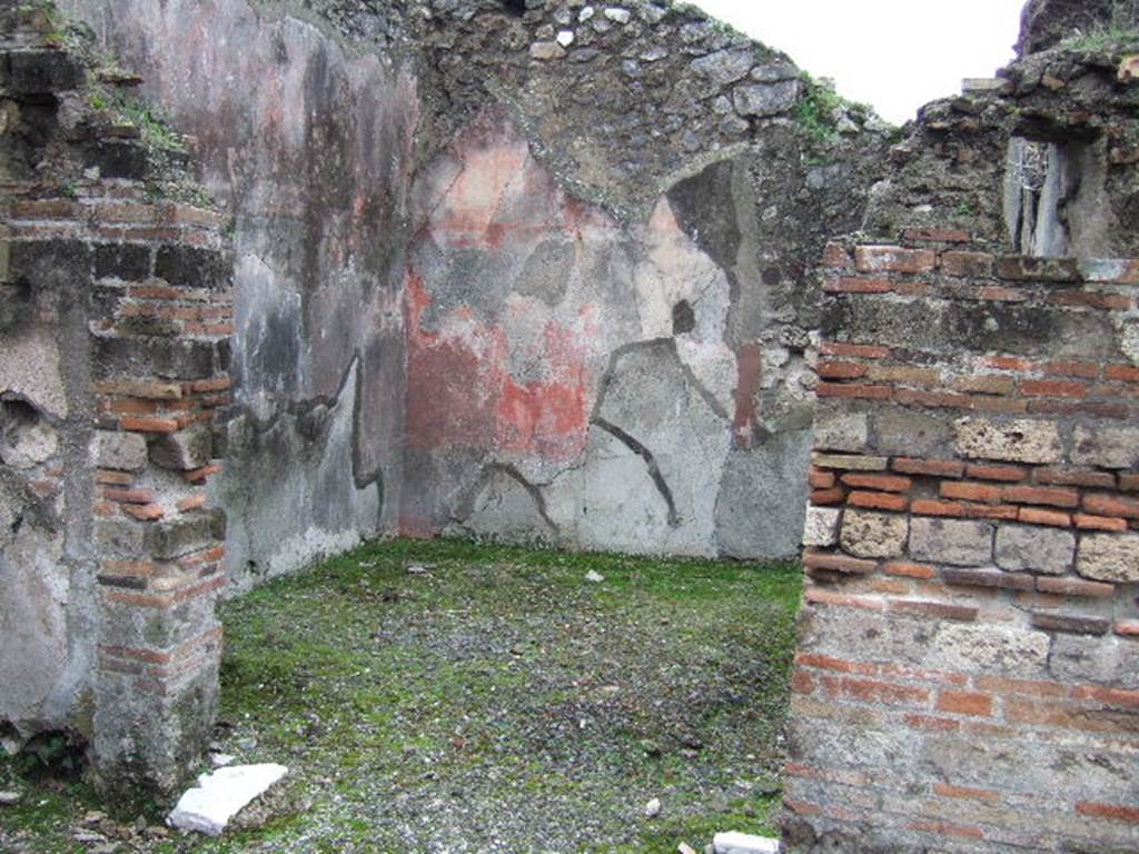 VII.10.5 Pompeii. December 2005. Doorway to room in south-west corner of peristyle, looking towards west wall and south-west corner. The floor with the diamond design of netting on lavapesto in this room was obliterated by the laying of rough cocciopesto, further indication of the change of use of the entire house gravitating around the peristyle.
Studi della Soprintendenza archeologica di Pompei, 22: l”Insula VII, 10 di Pompei , by Angelo Amoroso. (p.80)
According to Bragantini et al, red painted plaster could be seen in the middle of the north and east walls. On the south wall, there was a red plinth but the zoccolo was without colour.
In the middle zone was a central aedicula painted with a blue background, the side panels were red. In the upper red zone of the wall, architectural paintings were seen. On the west wall, there was a red plinth and the zoccolo was again colourless, here the central panel was white with red side panels. The upper zone was red.
See Bragantini, de Vos, Badoni, 1986. Pitture e Pavimenti di Pompei, Parte 3. Rome: ICCD. (p.183)