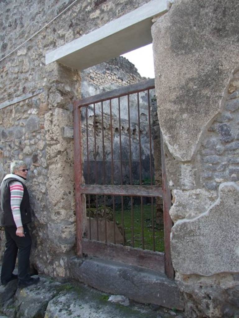 VII.10.13 Pompeii. Officina lanifricaria. December 2007. Entrance.