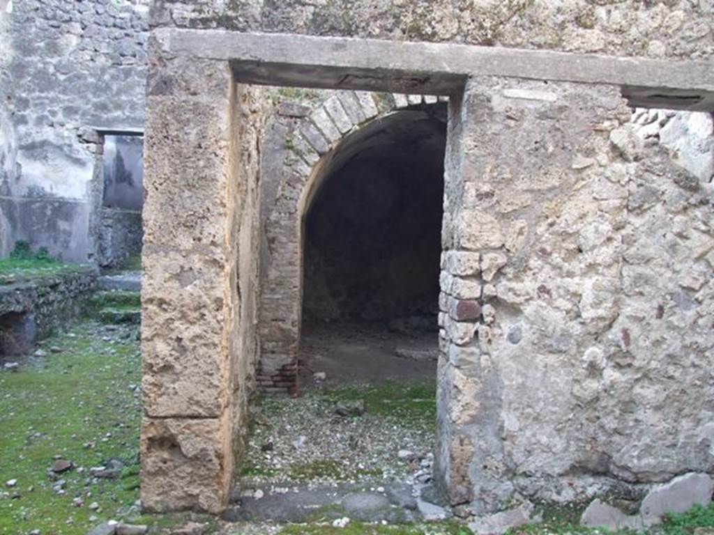 VII.10.13 Pompeii. Officina lanifricaria. December 2007. Door to room with vaulted rear area.
