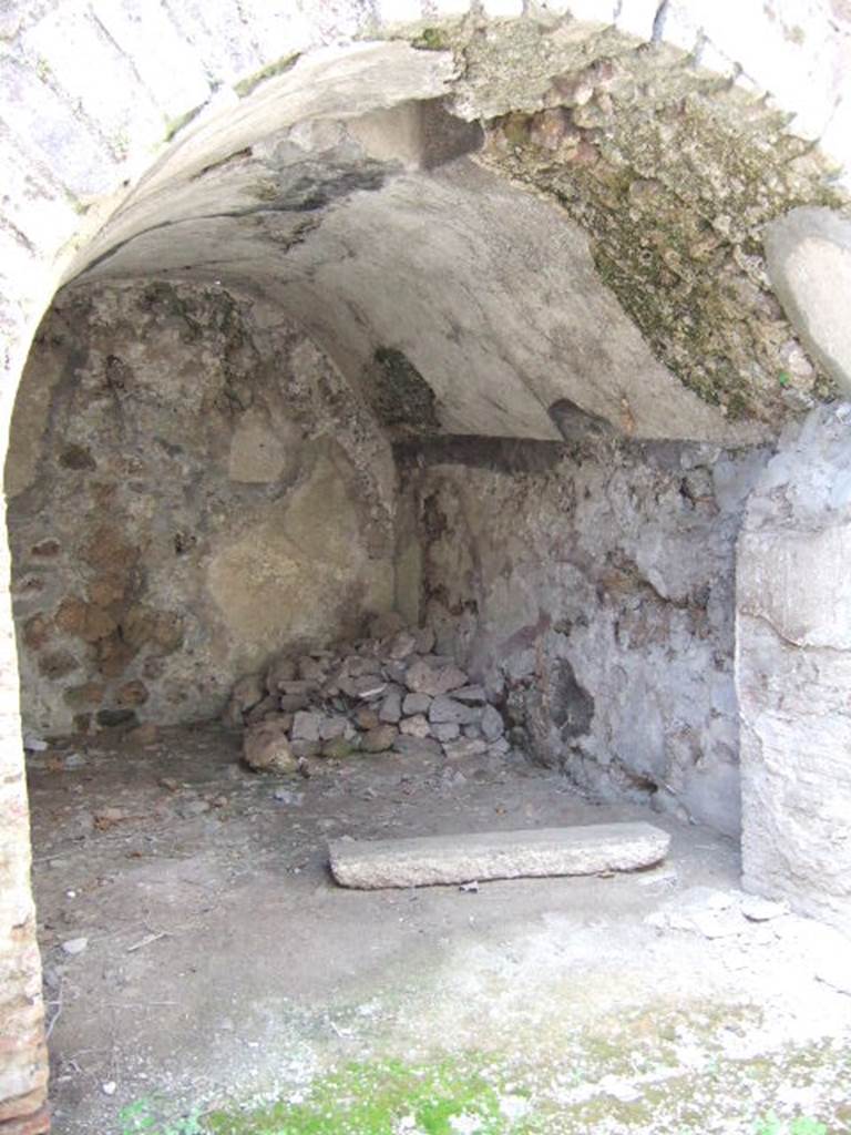 VII.10.13 Pompeii. Officina lanifricaria. September 2005. Vaulted rear area.