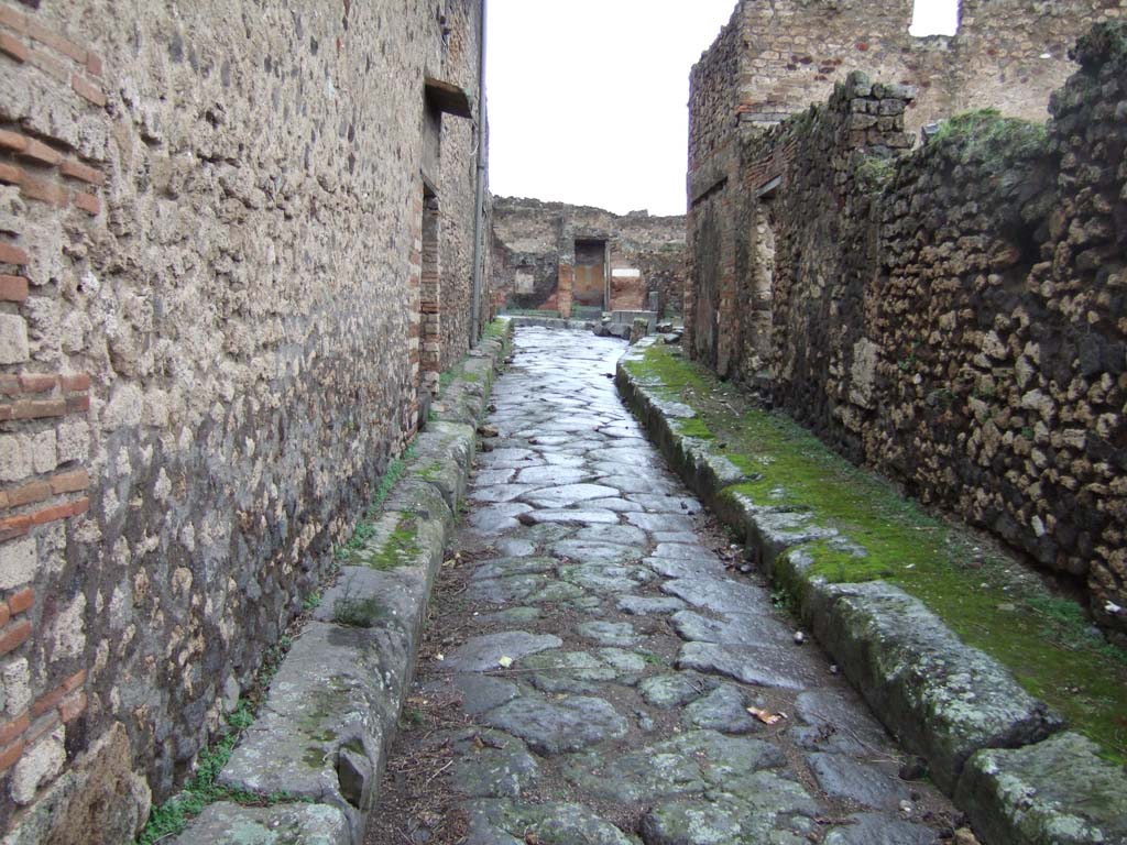 VII.10.14 Pompeii, on left. December 2005. Vicolo della Maschera looking north. VII.11, on right.