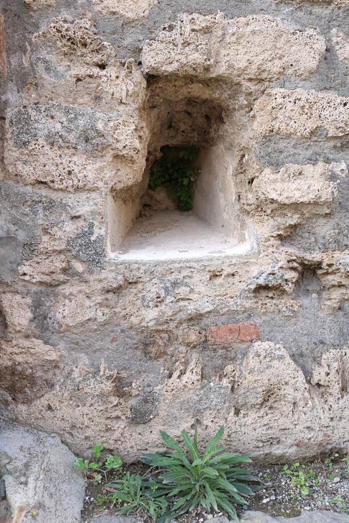 VII.10.14 Pompeii. December 2018.
Tapered recess in wall to north of entrance. Photo courtesy of Aude Durand.