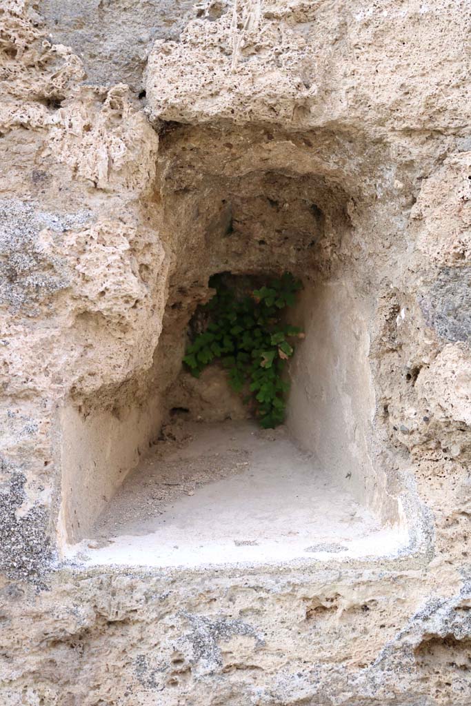 VII.10.14 Pompeii. December 2018.
Detail of tapered recess in wall to north of entrance. Photo courtesy of Aude Durand.