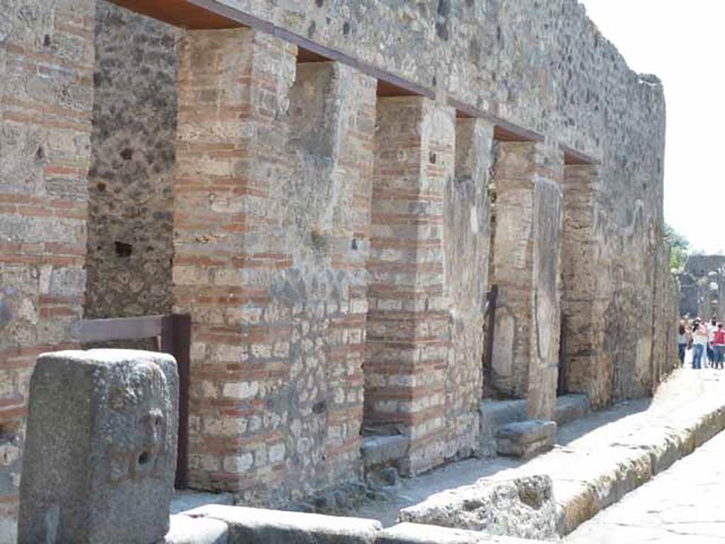 VII.11.5/4/3/2 Pompeii, May 2010. East side of Vicolo della Maschera.