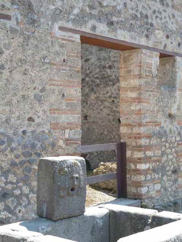 VII.11.5 Pompeii. May 2010. Entrance doorway and fountain on Vicolo della Maschera.