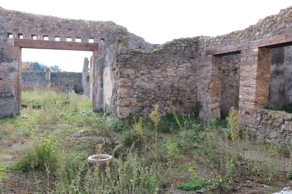 VII.11.6 Pompeii. December 2018.
Looking towards south-west side of atrium, from entrance doorway.
The doorway on the right is into the triclinium. Photo courtesy of Aude Durand.
According to PPM –
“Sull’atrio compluviato (a) si aprono i cubicoli (b), (c) e il triclinio (e) che sulle pareti aveva conservato le impronte dei letti di legno”.
(In the compluviate atrium (a), were two cubiculi (b) and (c), and the triclinium (e) which had preserved on the walls the imprints of the wooden beds/couches.)
See Carratelli, G. P., 1990-2003. Pompei: Pitture e Mosaici. VII. (7). Roma: Istituto della enciclopedia italiana, (p.446)