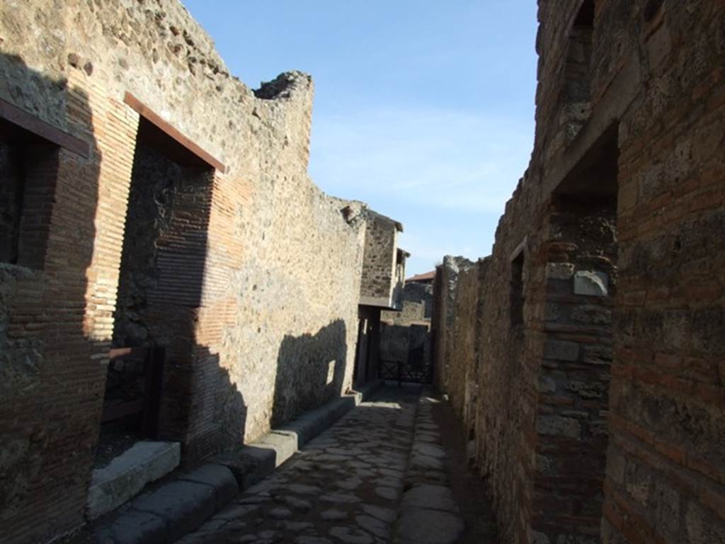 VII.12 Pompeii. December 2007. Vicolo del Balcone Pensile, looking east. VII.11.8 on right.