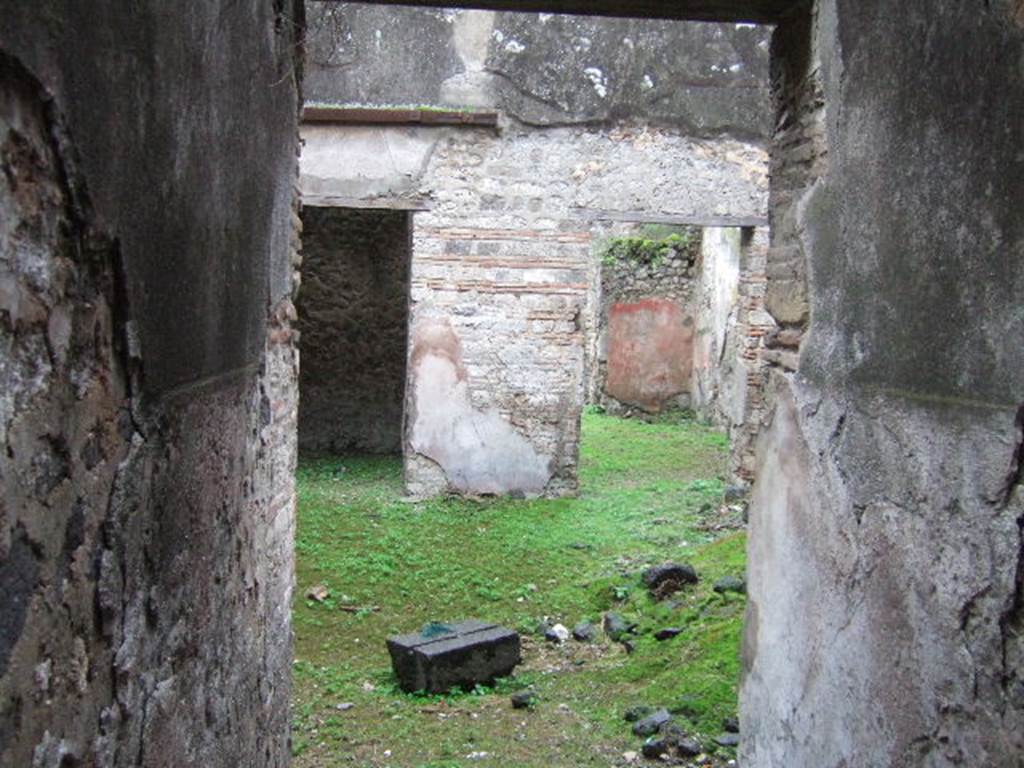 VII.11.11 Pompeii. December 2005. Looking from entrance across atrium.