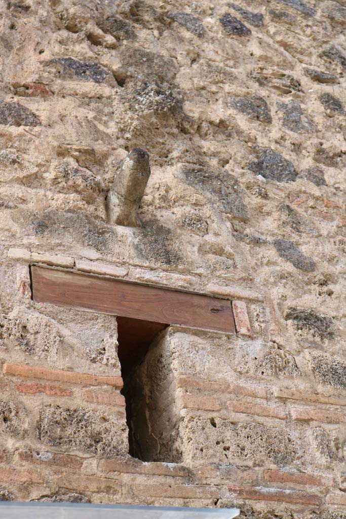 VII.11.12, Pompeii. December 2018.
Phallus on outside wall above small window above doorway. Photo courtesy of Aude Durand.